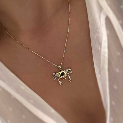 Detalle de collar de cangrejo dorado con acabado brillante