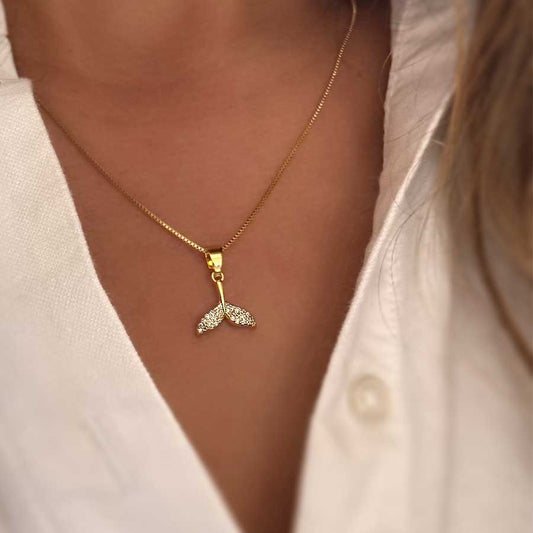 Collar cola de sirena dorado con cristales brillantes y cadena fina de 45 cm
