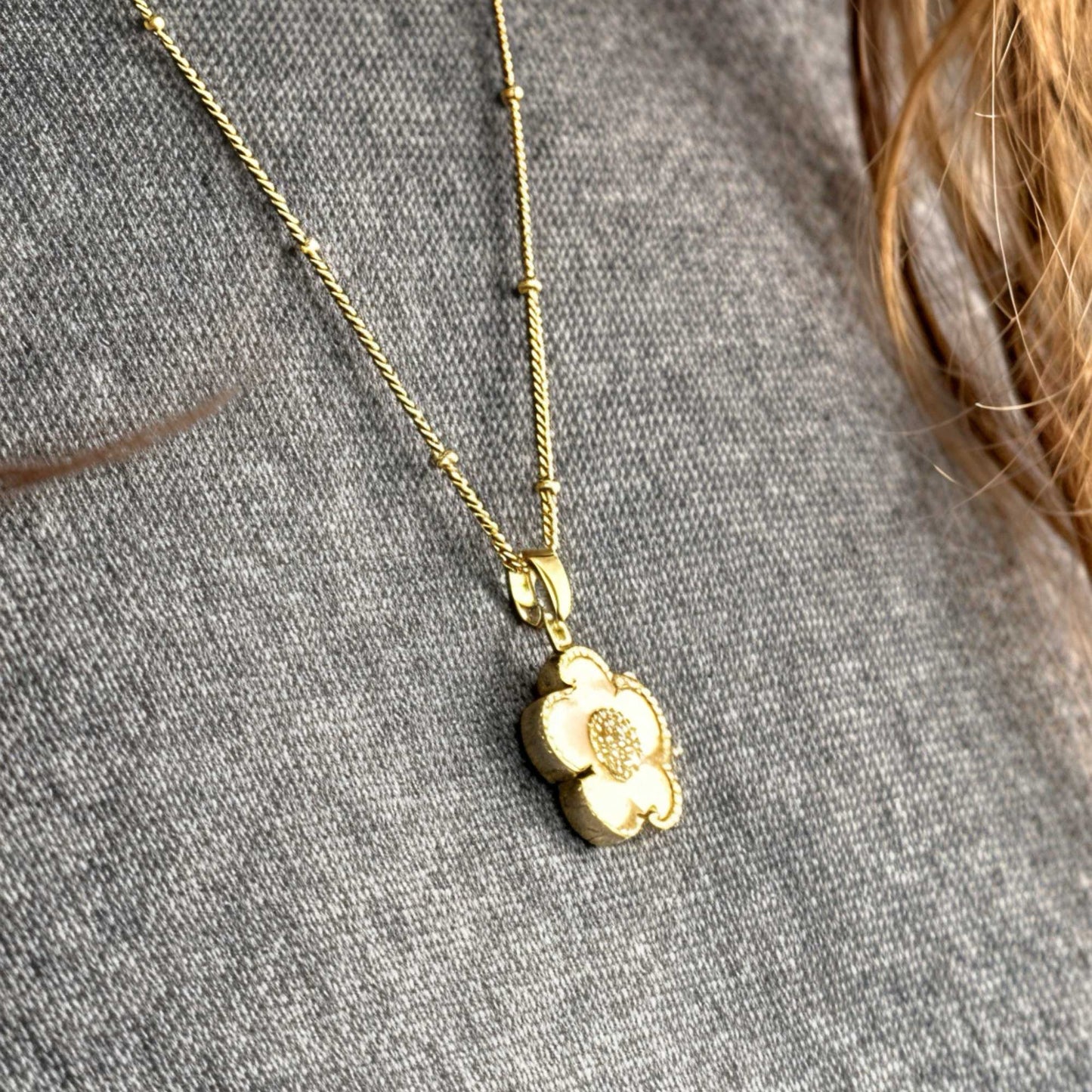 Collar femenino con dije floral dorado