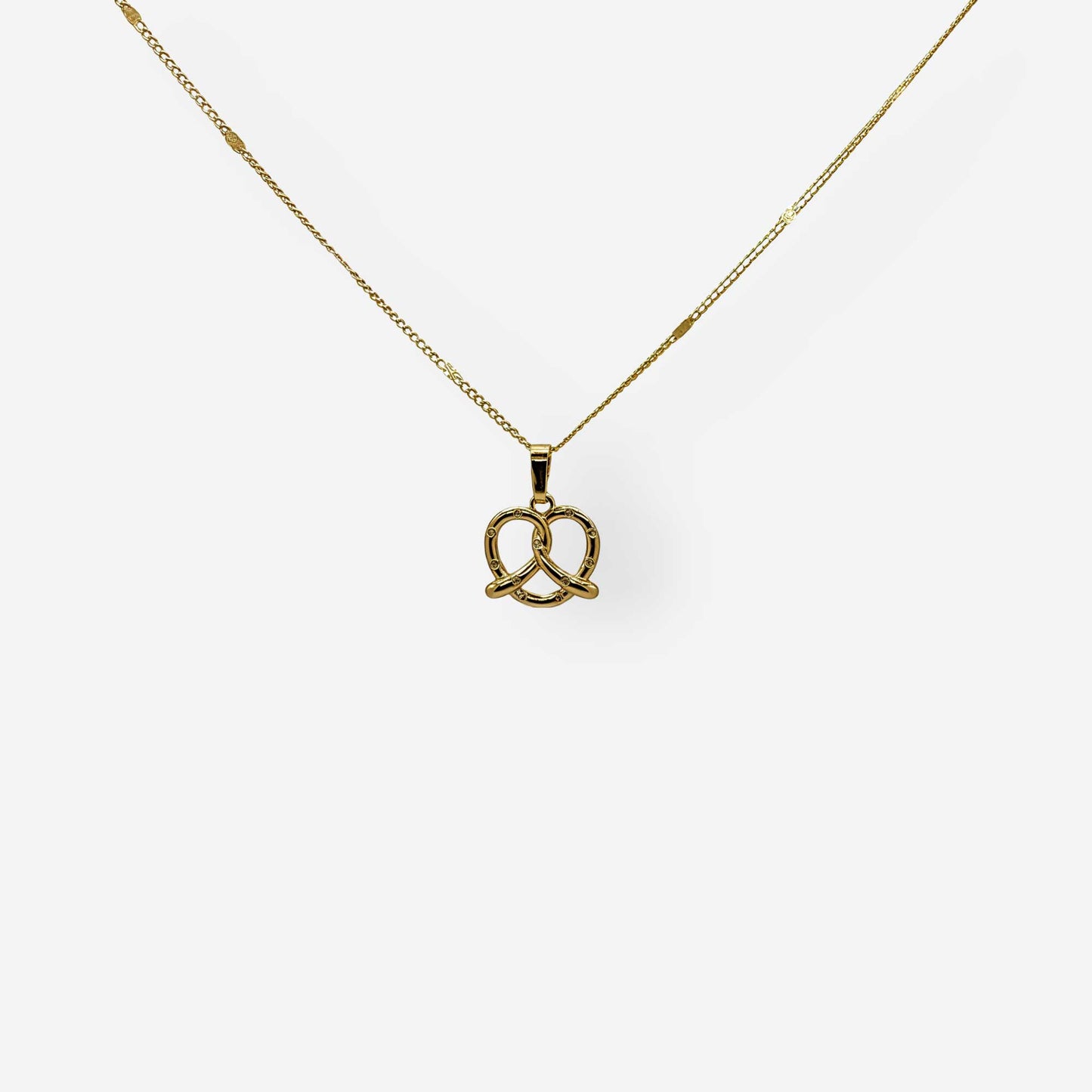 Collar femenino con dije simbólico