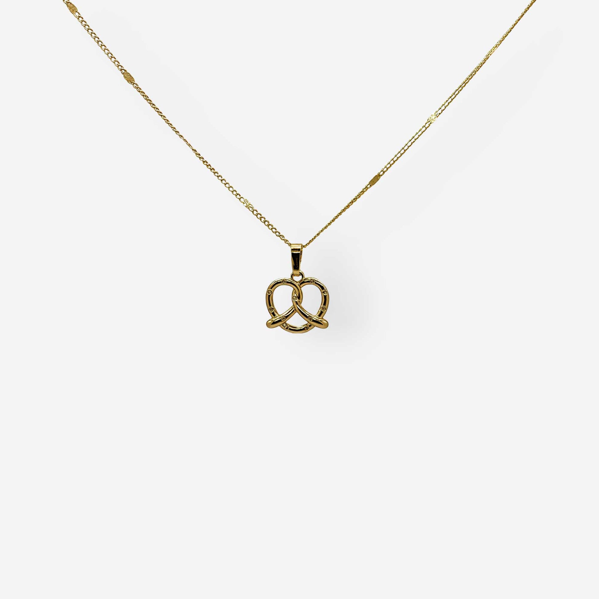 Collar femenino con dije simbólico