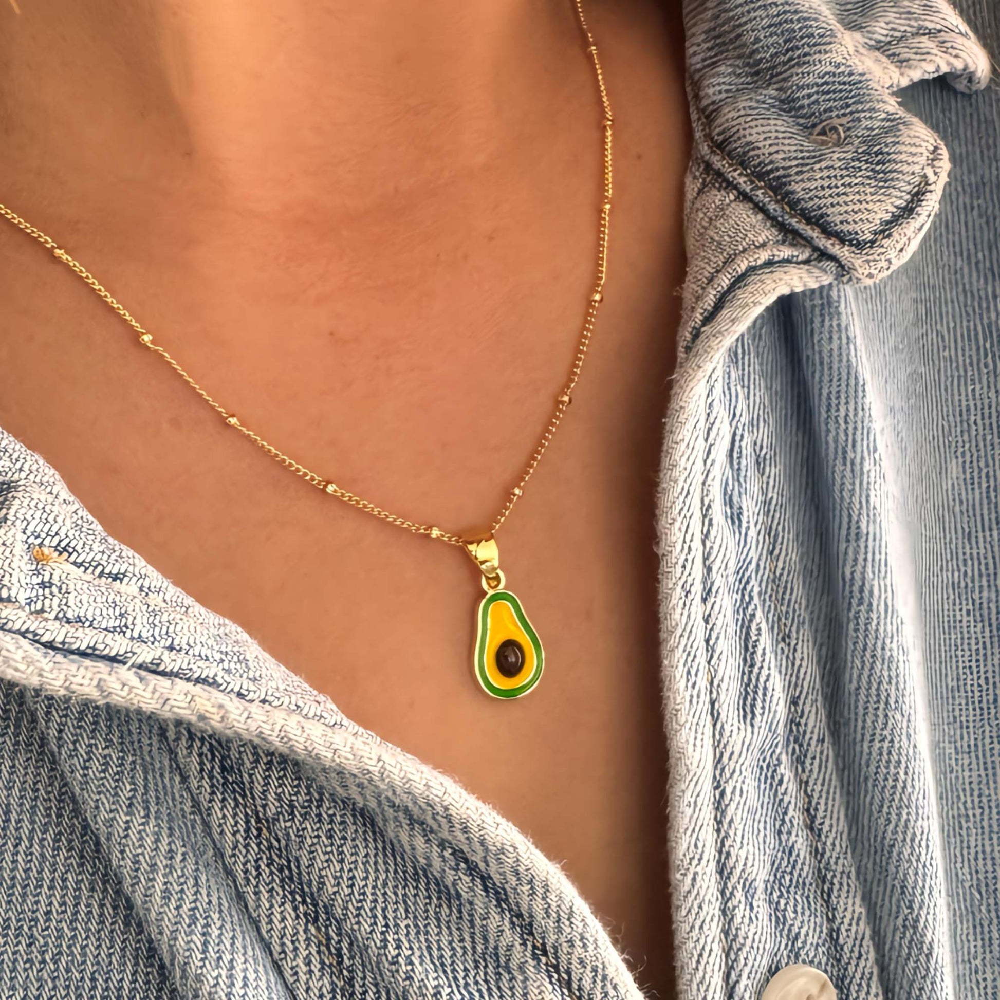 collar dorado con dijes de aguacate esmaltado