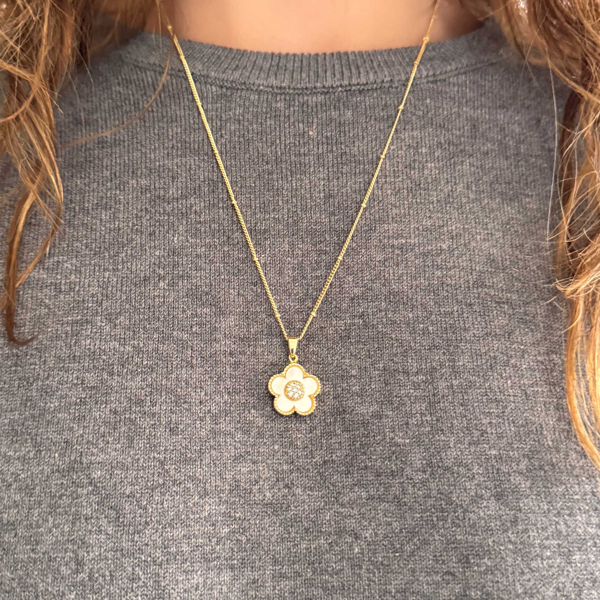 Collar dorado con dije de flor