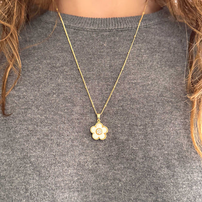 Collar dorado con dije de flor