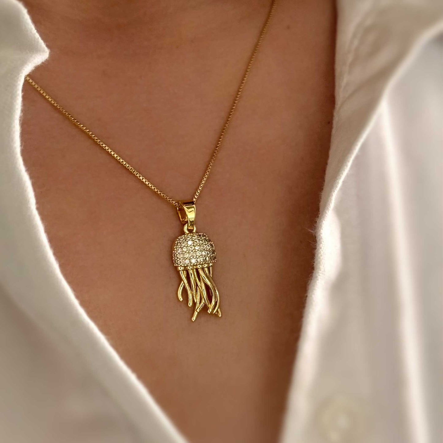 Collar con dije de medusa dorada en baño de oro 18K con cadena de 45 cm