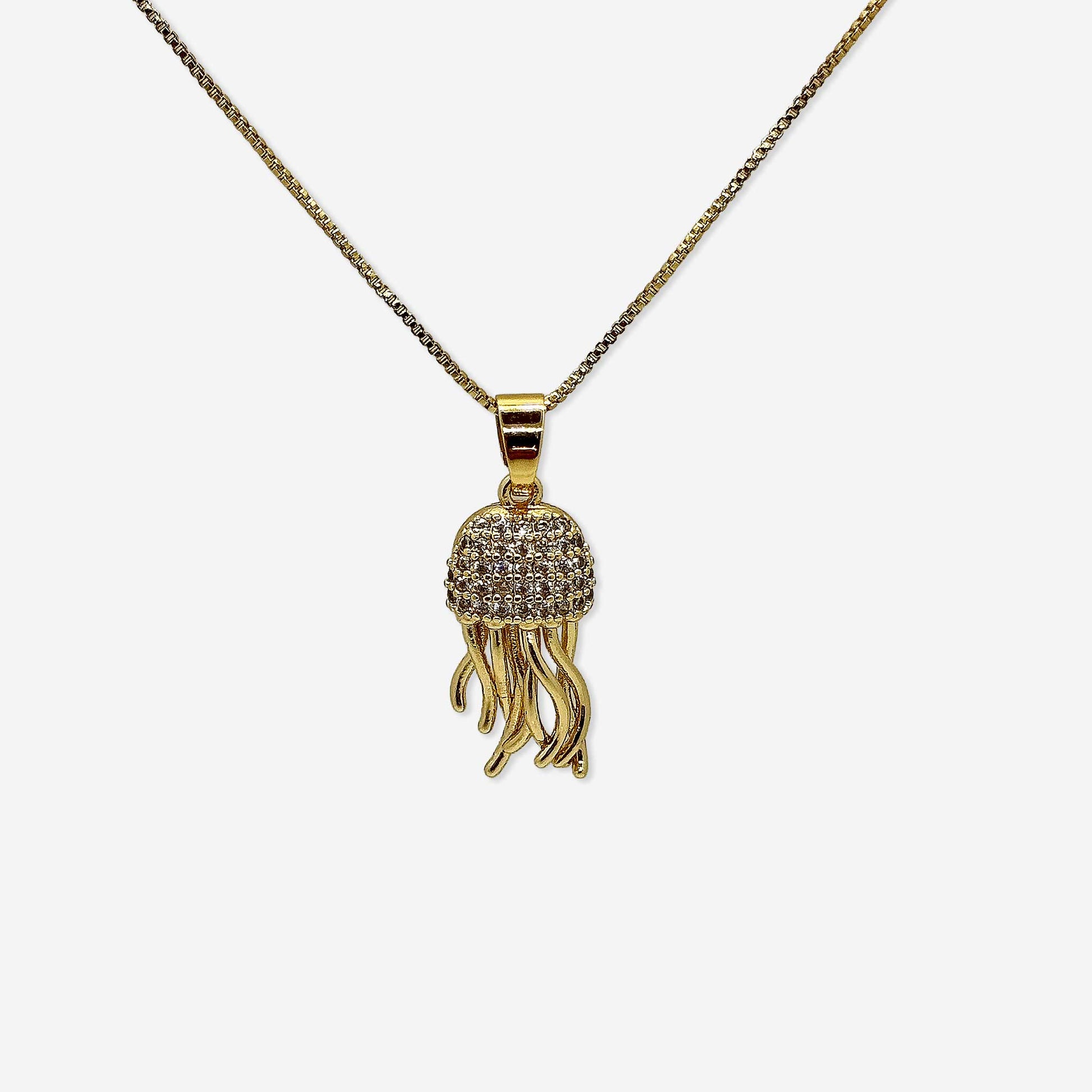 Collar fino con medusa dorada y cadena veneciana, diseño elegante con movimiento