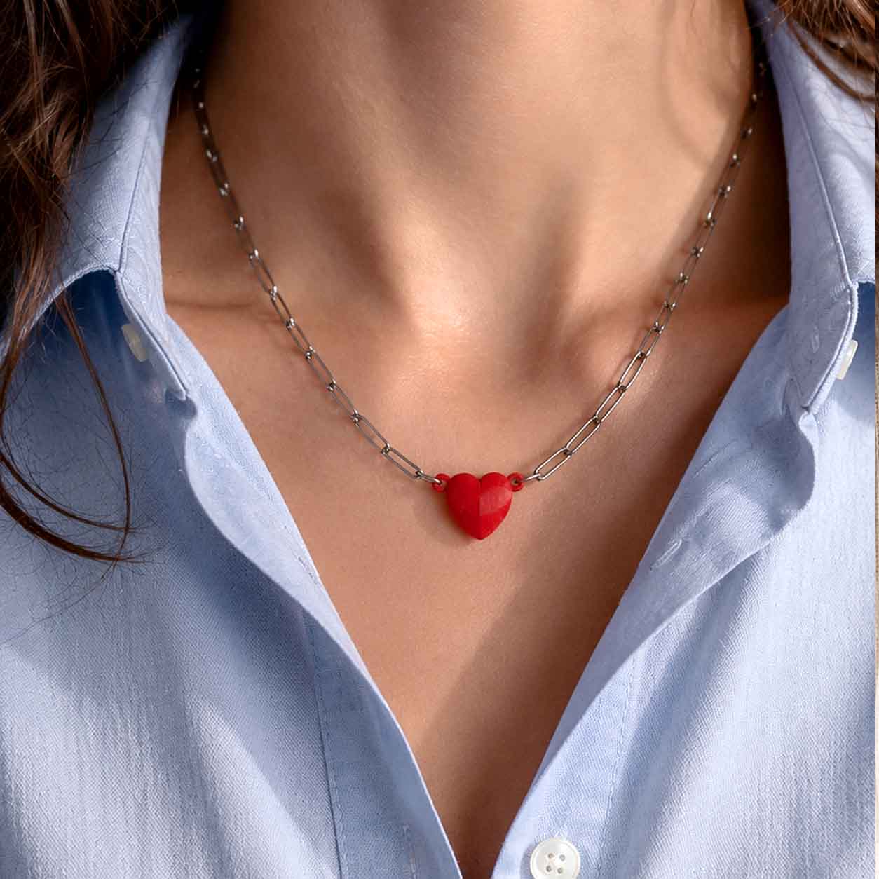 collar platea con broche magnetico color rojo