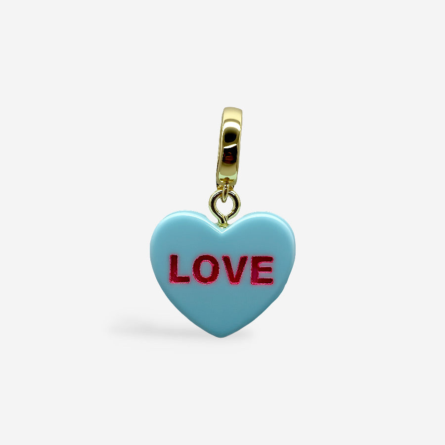 Dije azul pastel con palabra LOVE en rojo, estilo caramelo