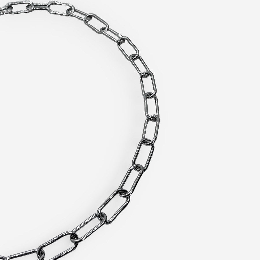 Joya minimalista plateada de eslabones grandes, diseño moderno y versátil.