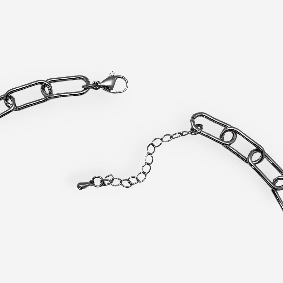 Collar corto de eslabones rectangulares plateados con broche pico de loro.