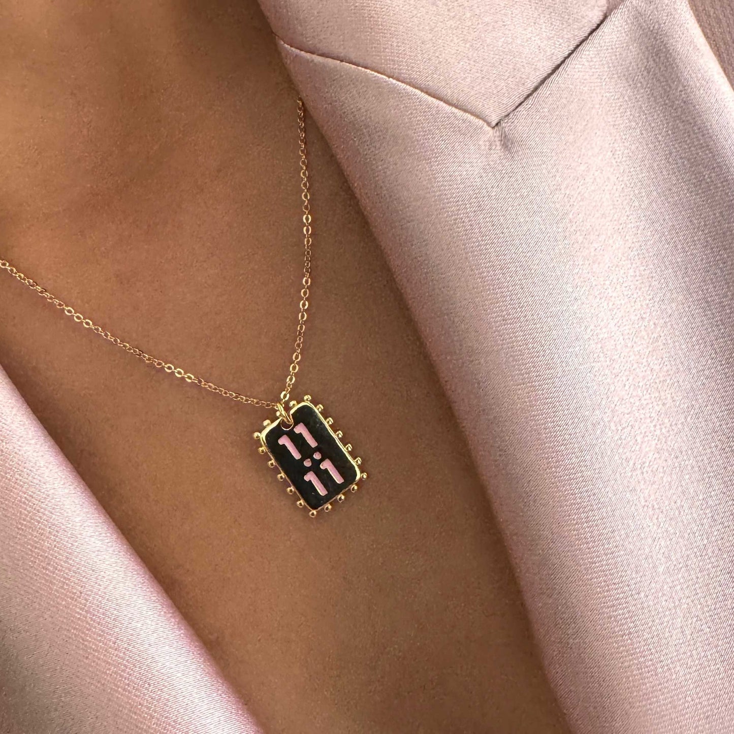 Collar dorado con dije 11:11 esmaltado