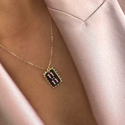 Collar dorado con dije 11:11 esmaltado