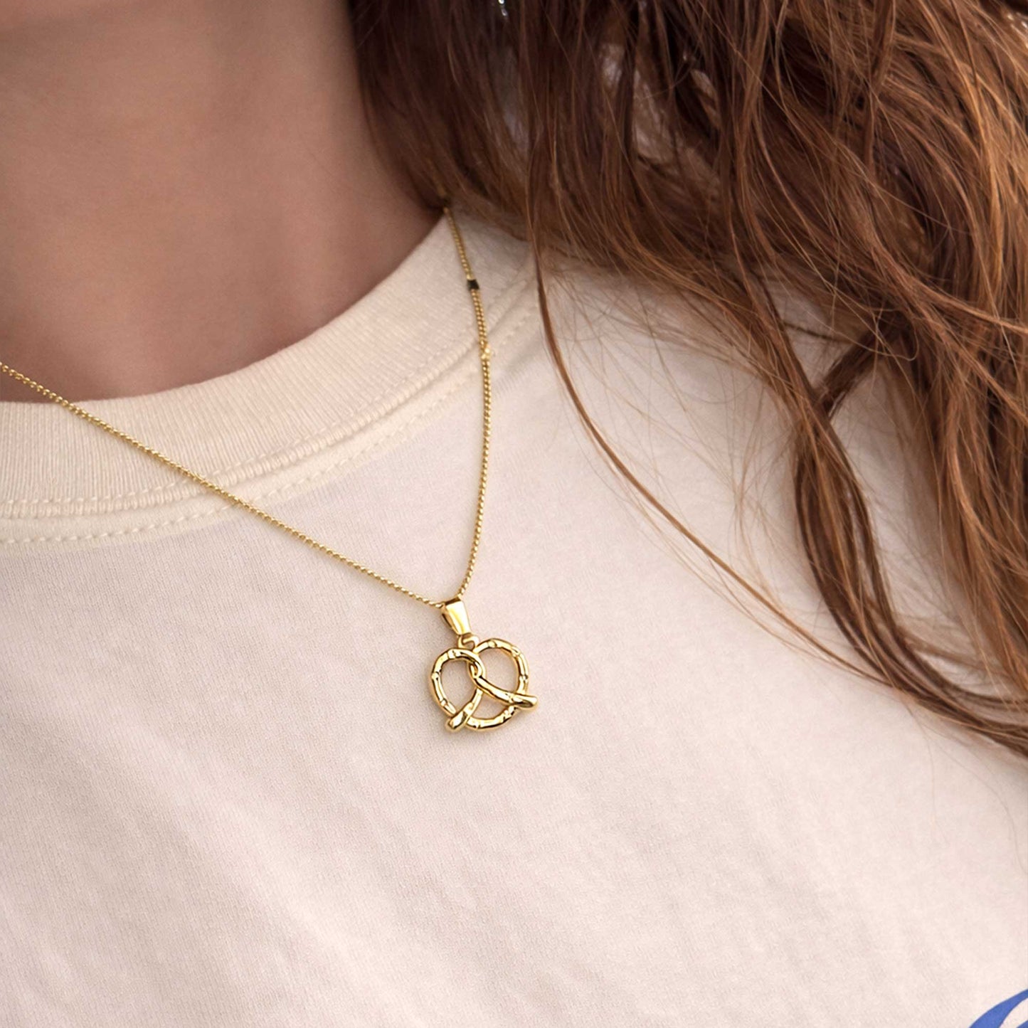 Collar minimalista con dije pequeño dorado