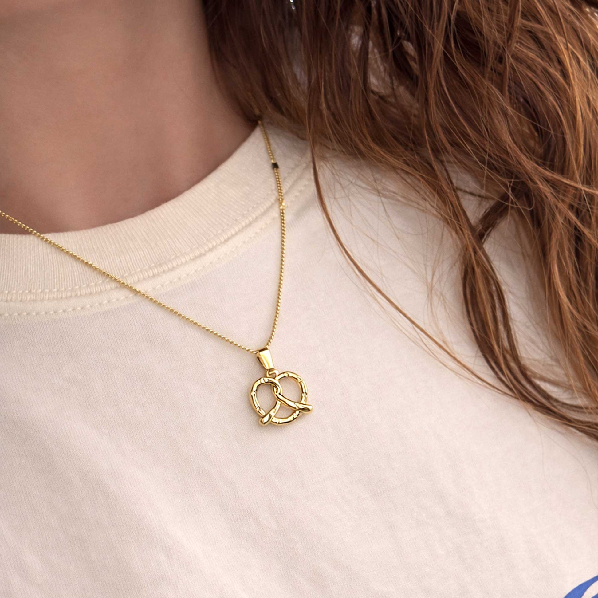 Collar minimalista con dije pequeño dorado