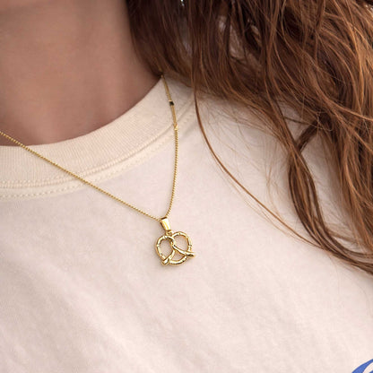 Collar minimalista con dije pequeño dorado