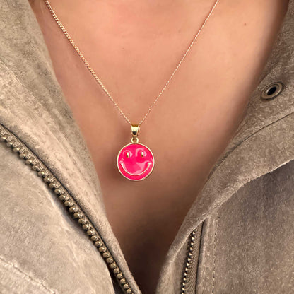 Collar dorado con dije de carita feliz fucsia