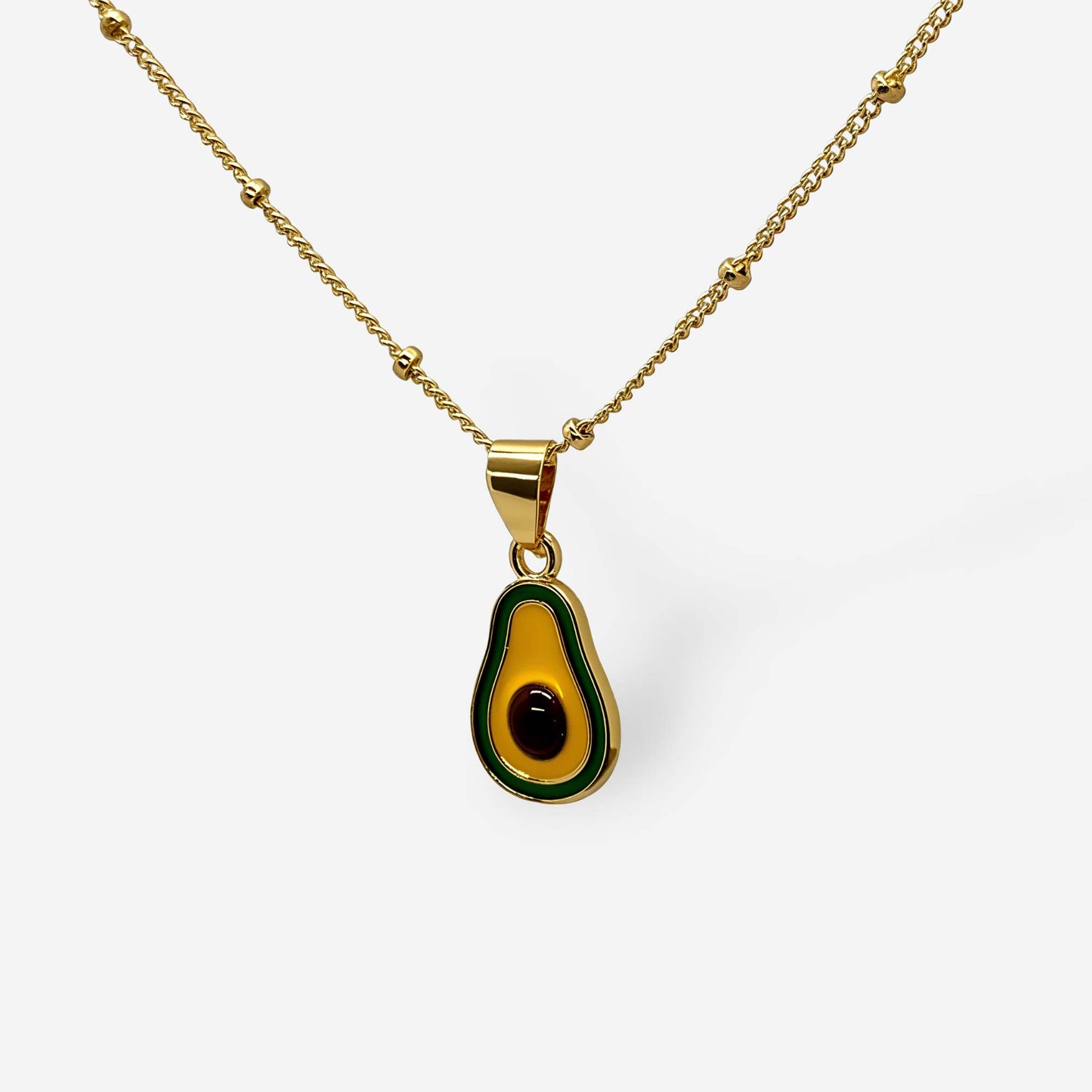 Joyería dorada con diseño de aguacate