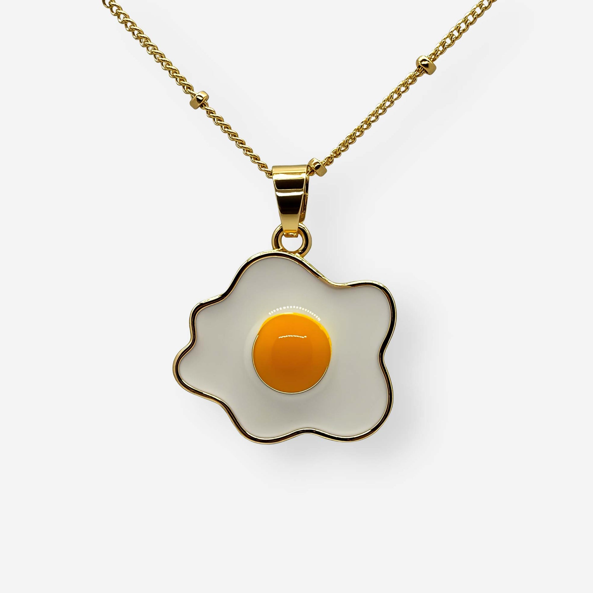 detalle collar con dije de huevo frito