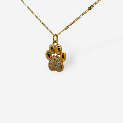 detaalle cadena dorada con dije de huella de perro o gato