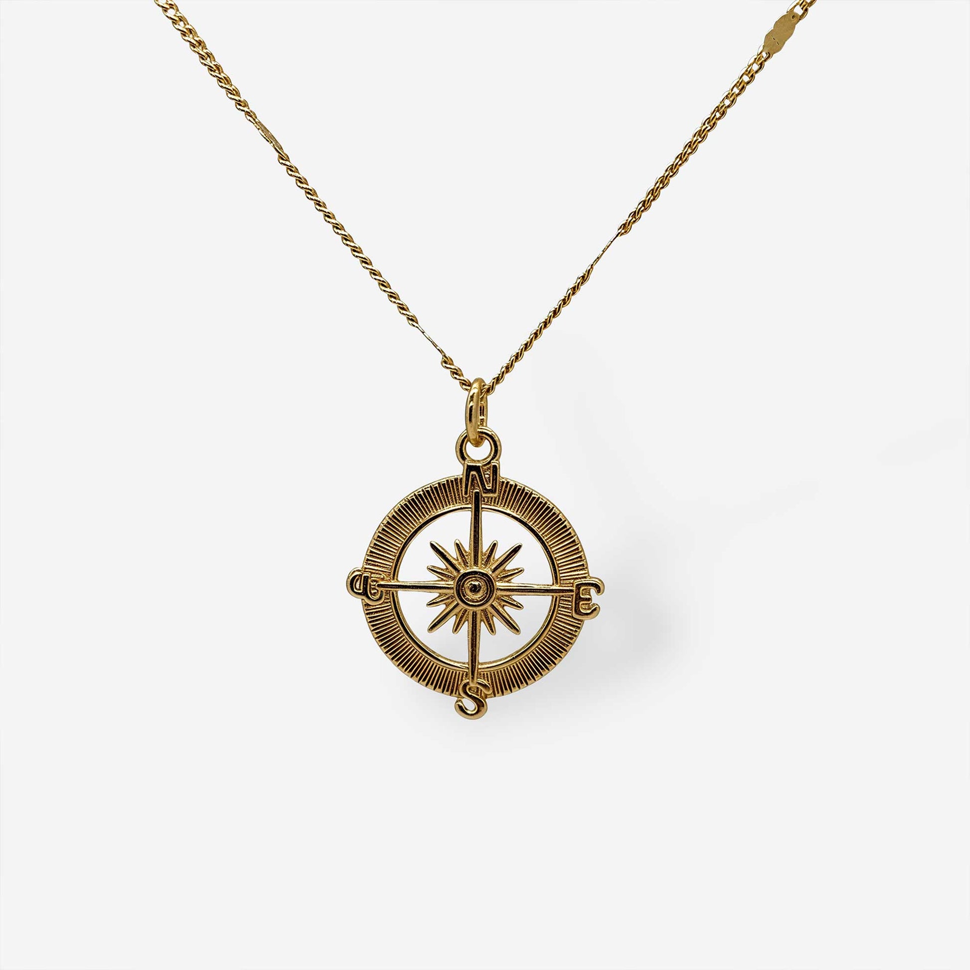 Collar largo dorado con símbolo de brújula