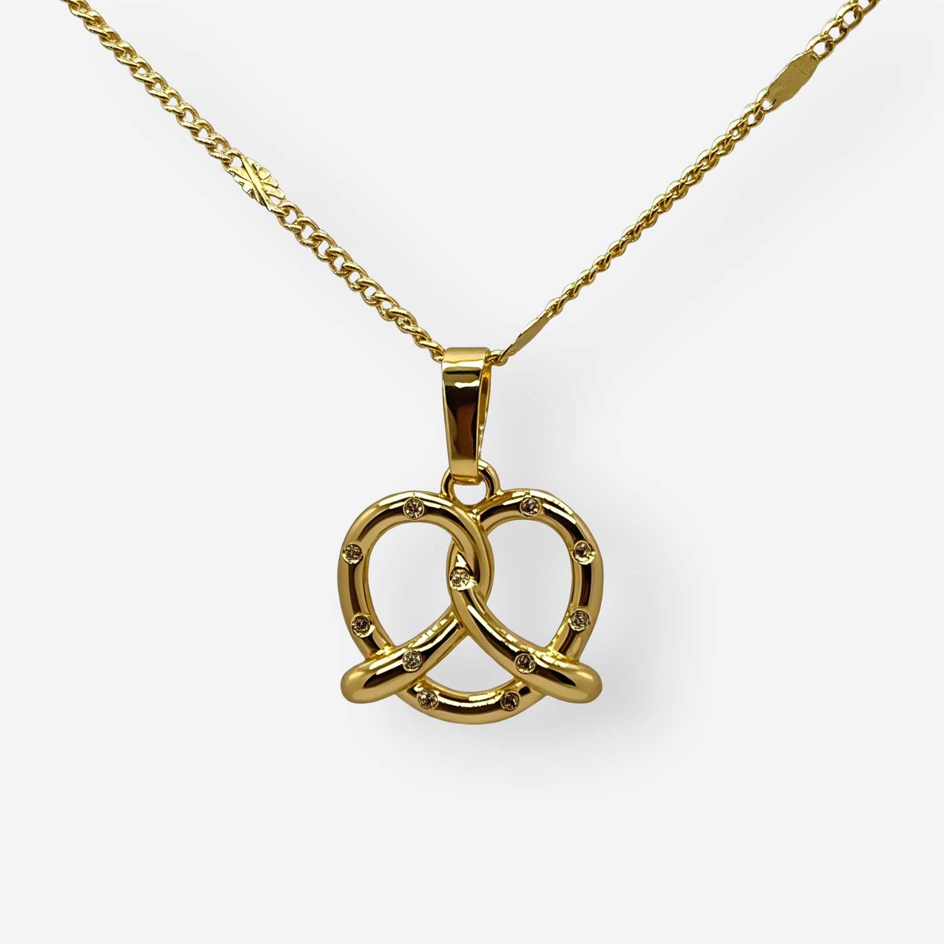 Collar dorado con dije de pretzel