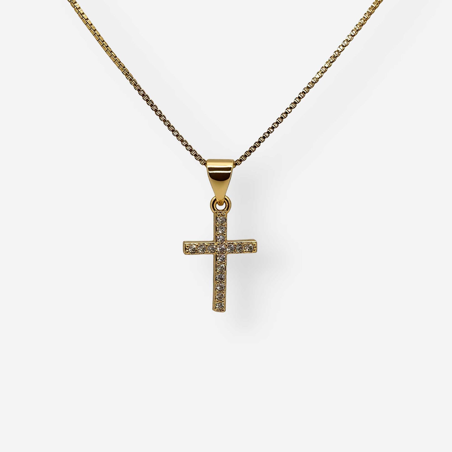 Collar de cruz pequeña en oro de 18k