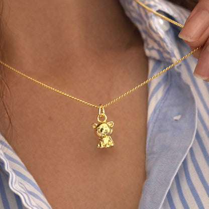 Joyería dorada minimalista con figura de gato