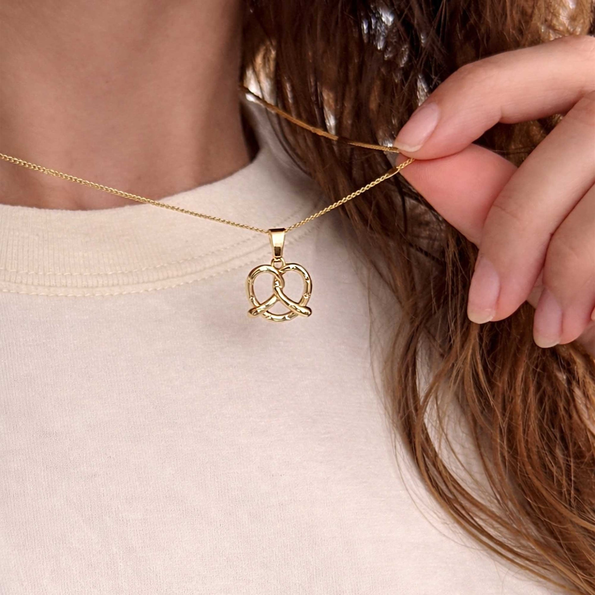 Joyería dorada con diseño divertido