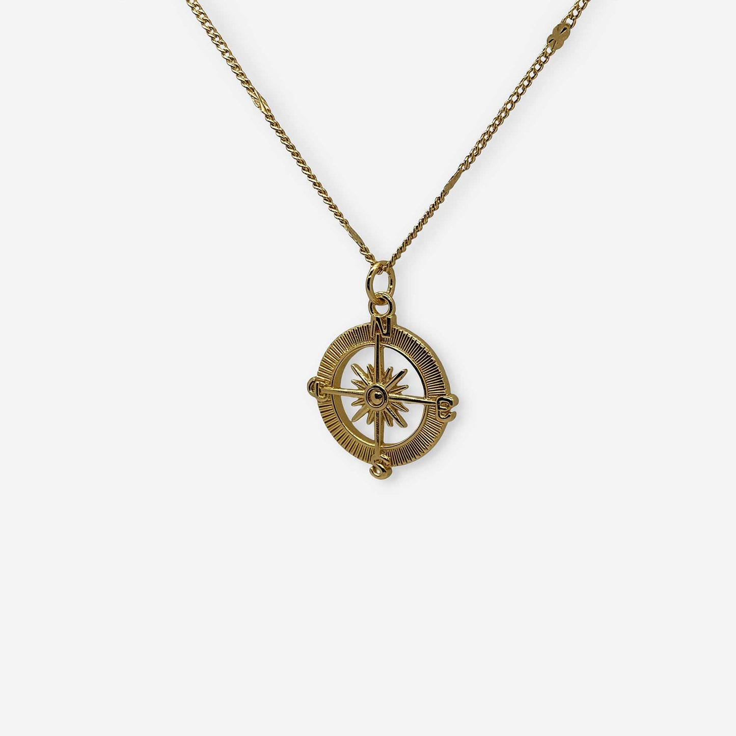 Collar elegante con dije de brujula 