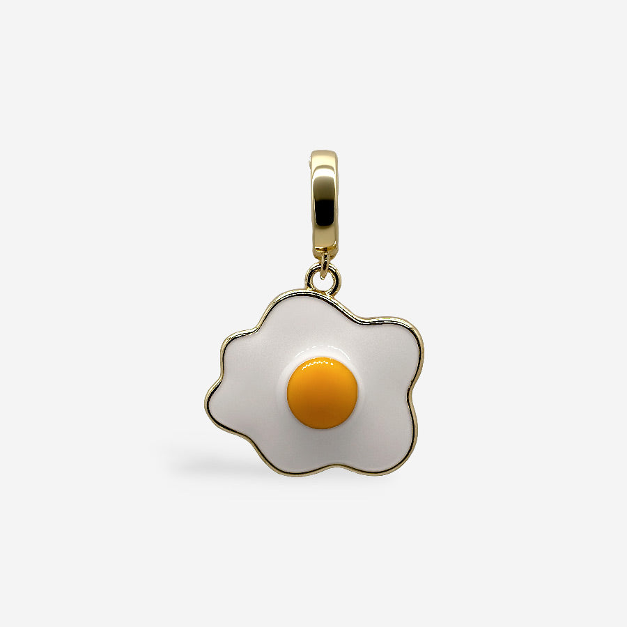 Dije con forma de huevo frito esmaltado, colgante dorado