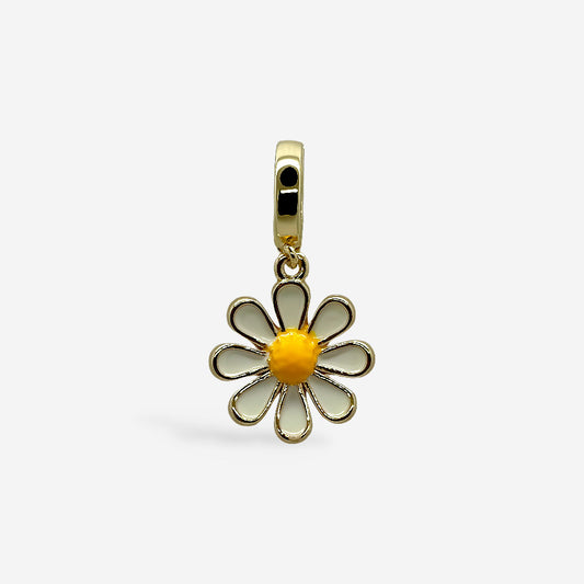 Dije margarita dorada esmaltada en blanco y amarillo.