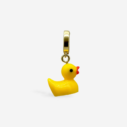 Dije de patito amarillo en resina colgando de aro dorado – vista frontal