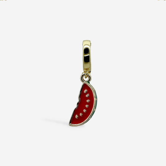 Dije de sandía  con esmalte rojo brillante y detalles dorados
