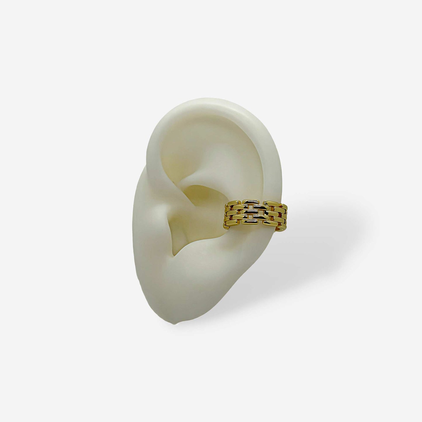 earcuff minimalista con diseño de cadena dorada