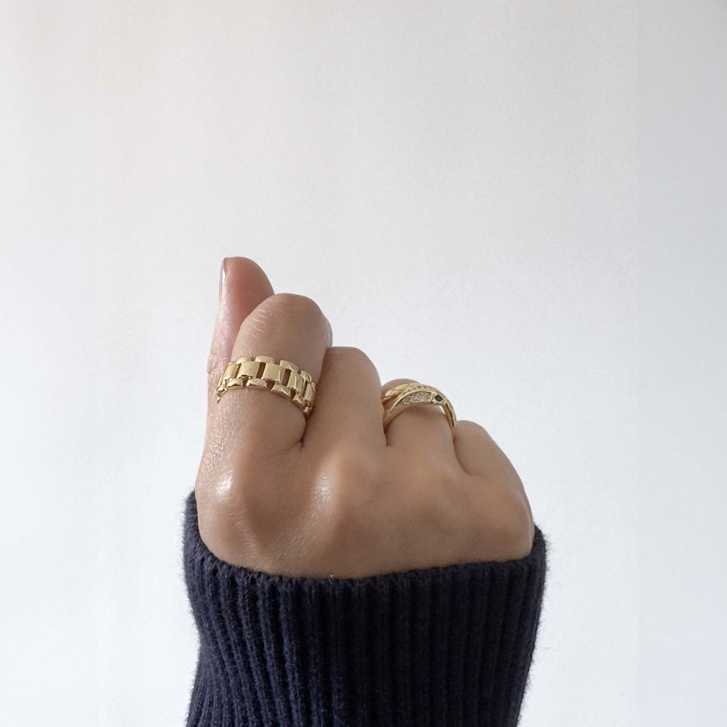 mano_de_mujer_con_un_anillo_con_forma_de_cadena_plana_dorada
