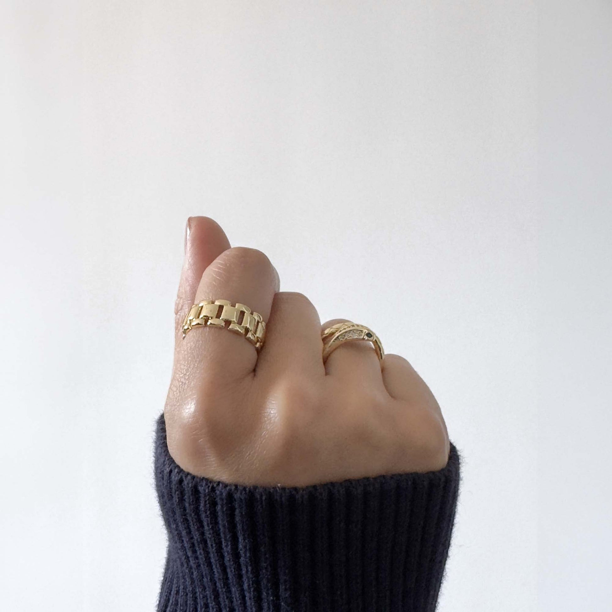 mano_de_mujer_con_un_anillo_con_forma_de_cadena_plana_dorada