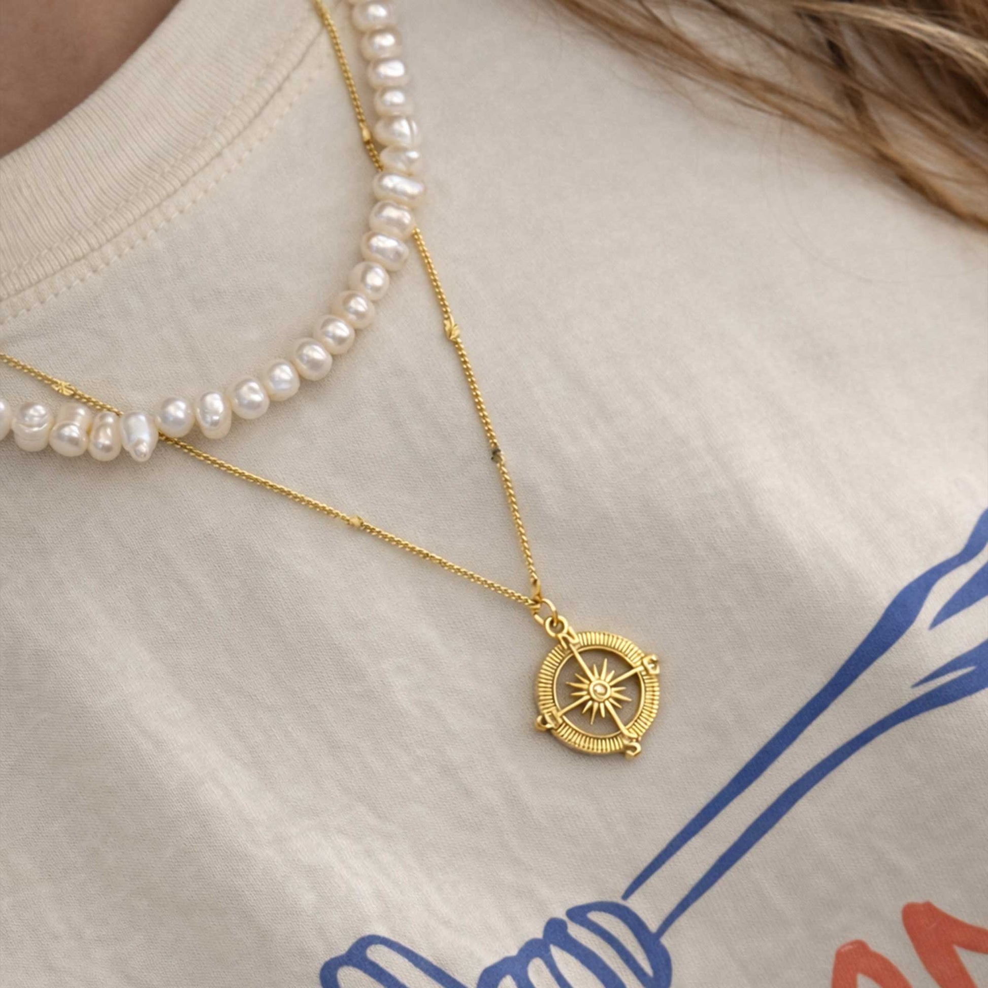 Joyería dorada con diseño simbólico