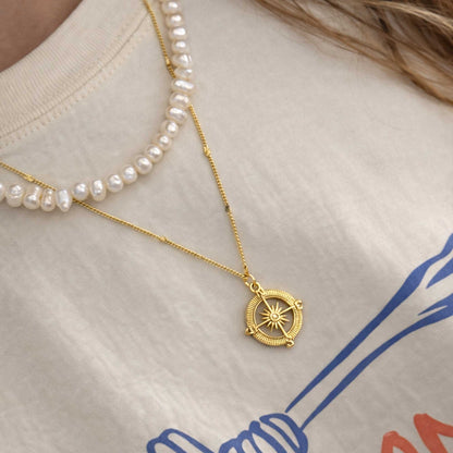 Joyería dorada con diseño simbólico