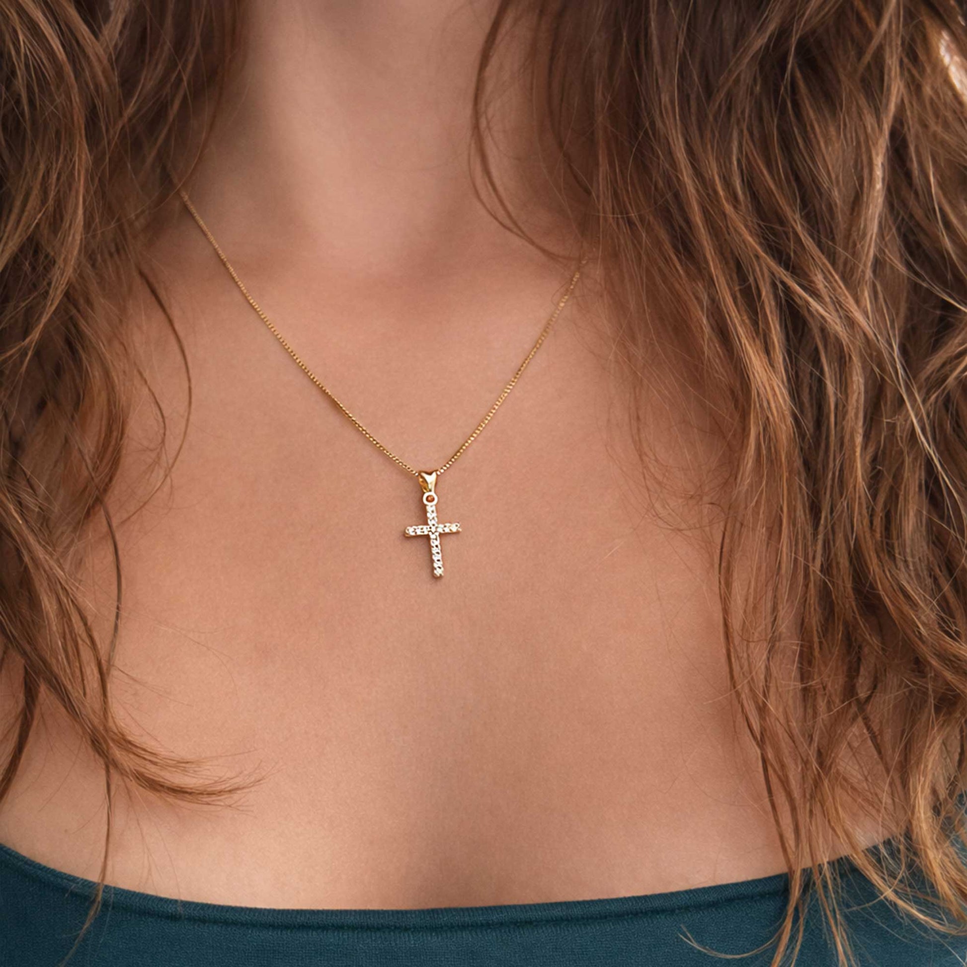 Collar dorado con cruz y circonias