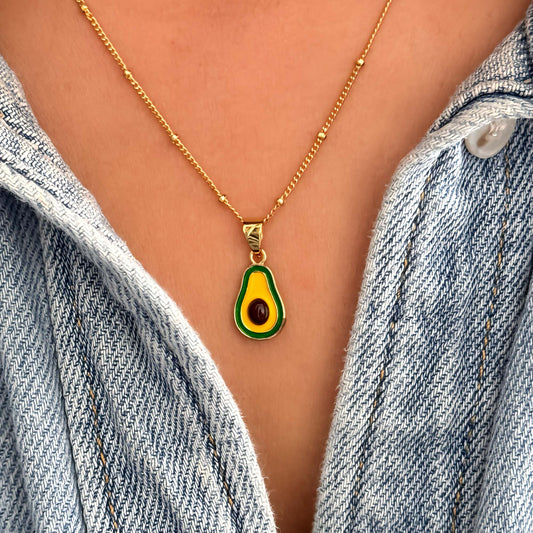 Collar dorado con dije de aguacate pintado
