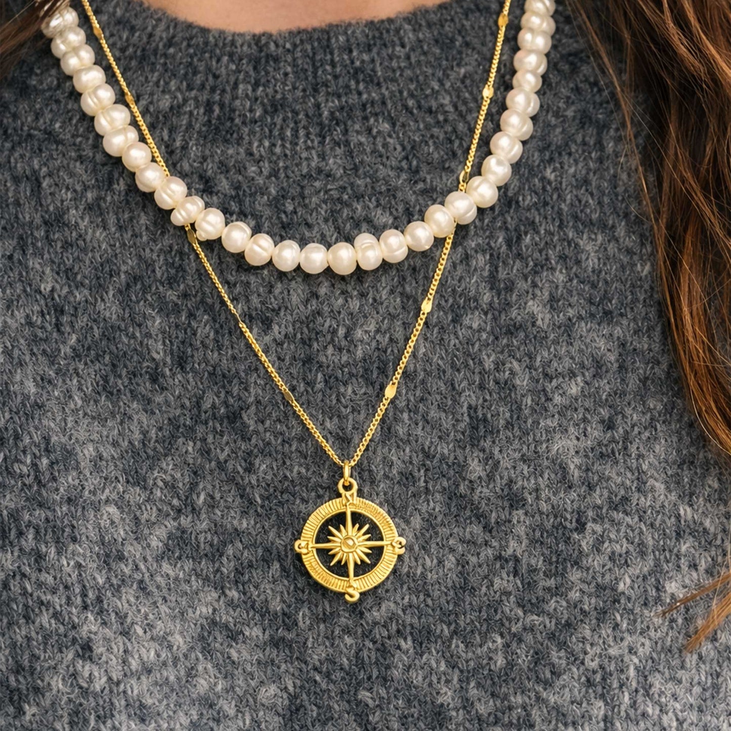 Collar dorado con dije de rosa de los vientos