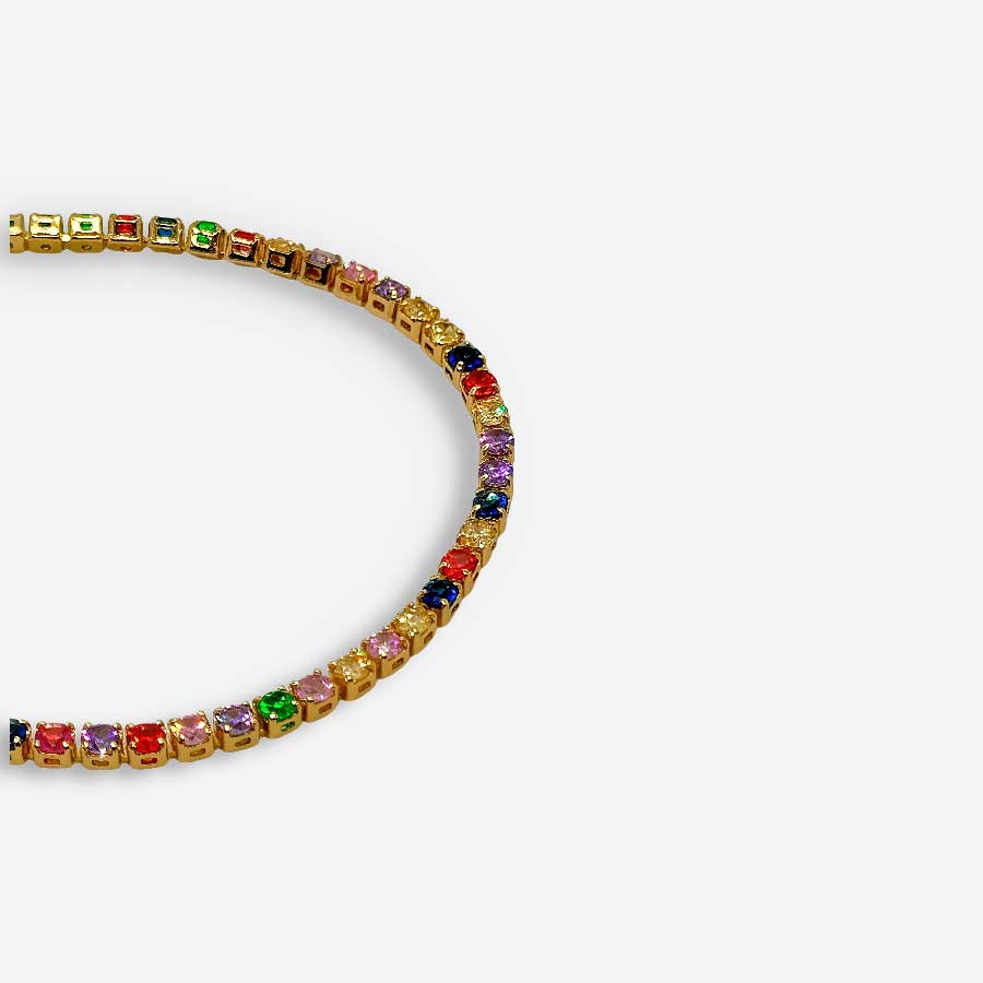 Pulsera dorada con circonias multicolor en primer plan