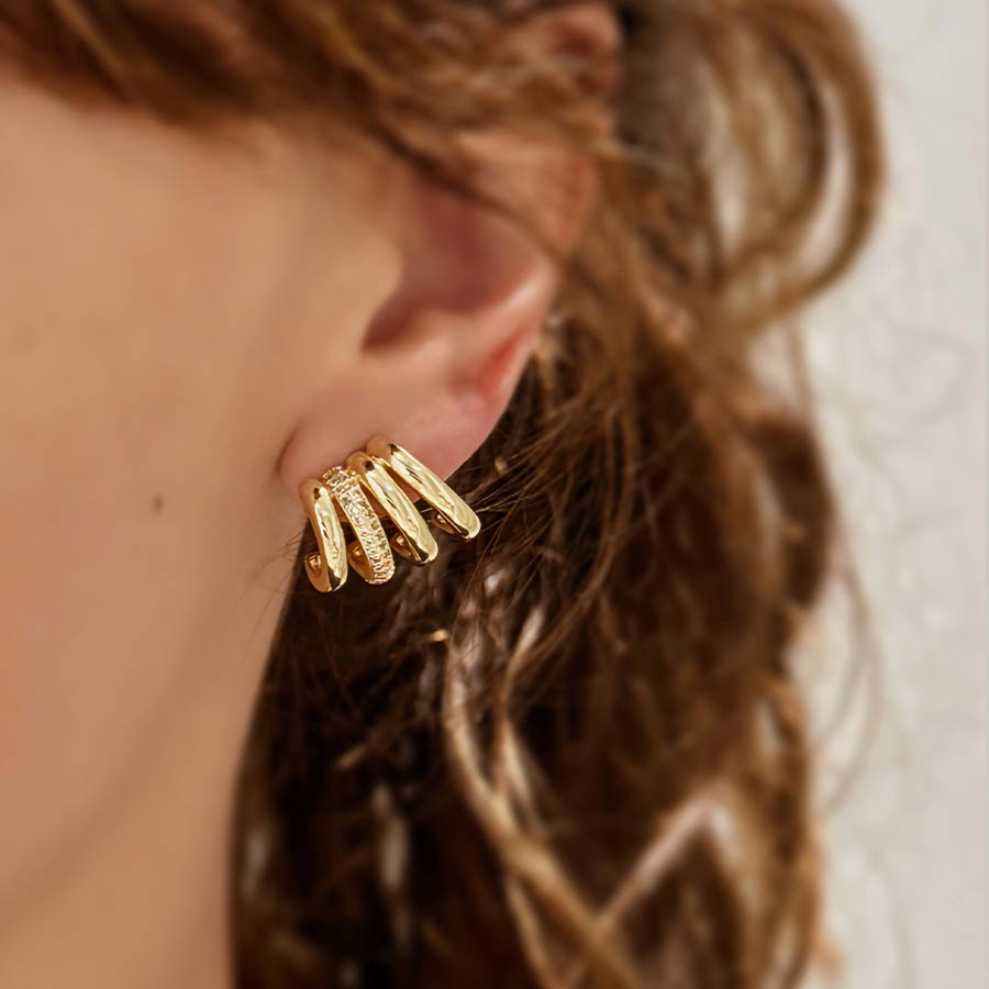 Aretes efecto varios aros con baño de oro