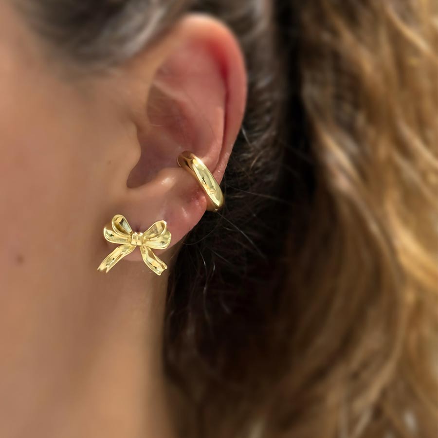 Aretes pequeños con diseño de lazo femenino