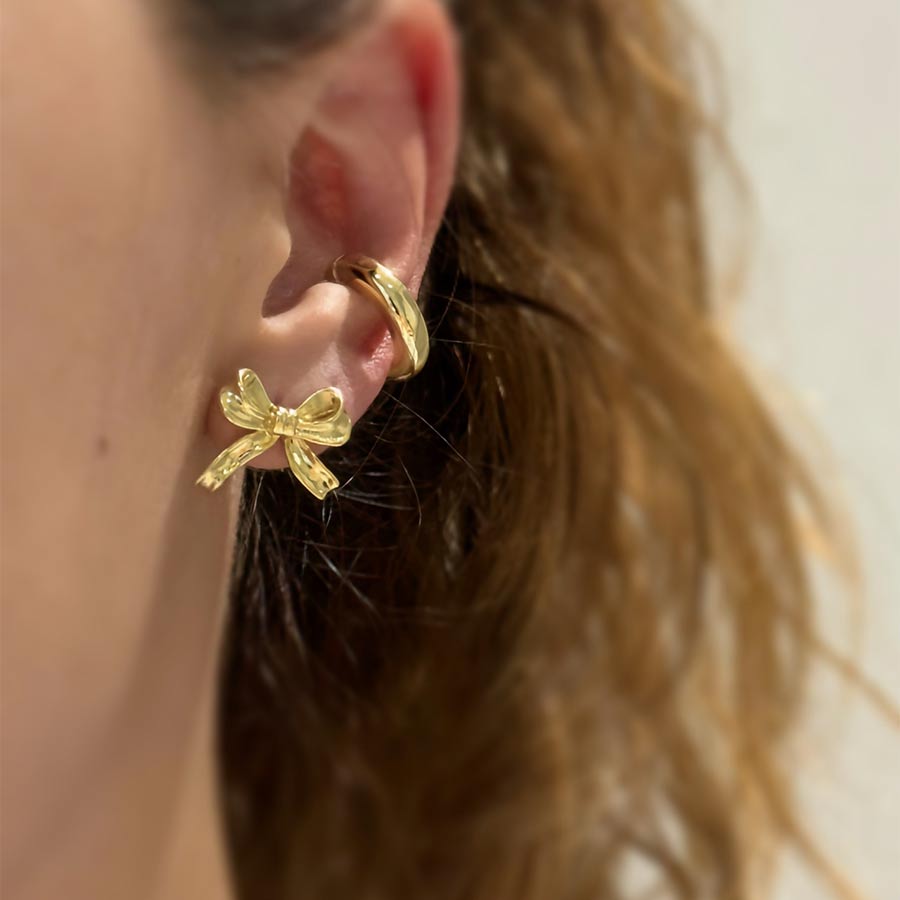 Accesorio dorado elegante en forma de moñito