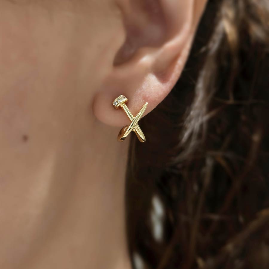 Topitos dorados en forma de clavo con circonias