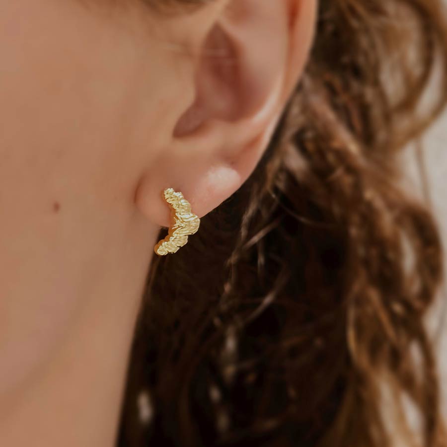 Aretes tipo croissant con baño de oro de 18k
