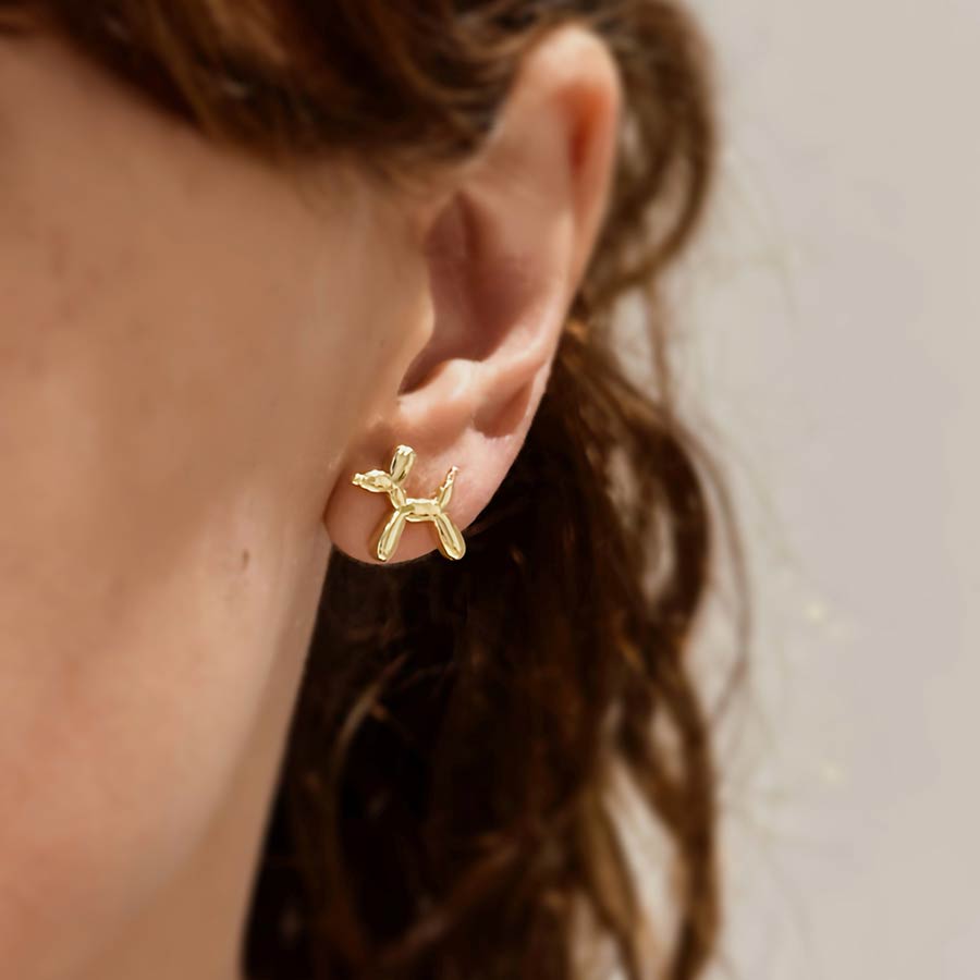 Aretes pequeños de perrito con baño de oro de 18k