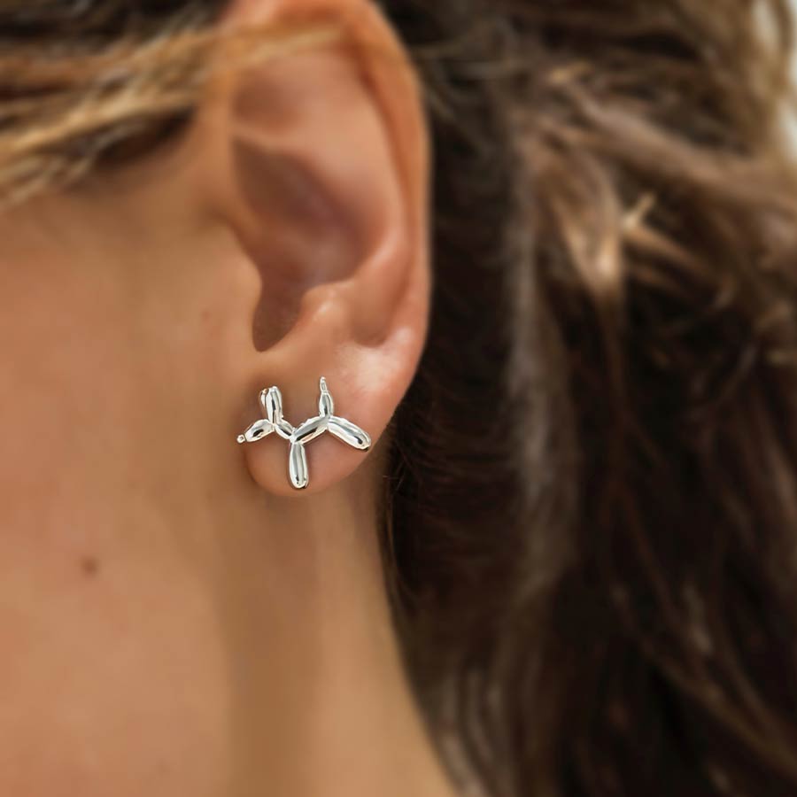 Aretes pequeños de perrito con baño de rodio