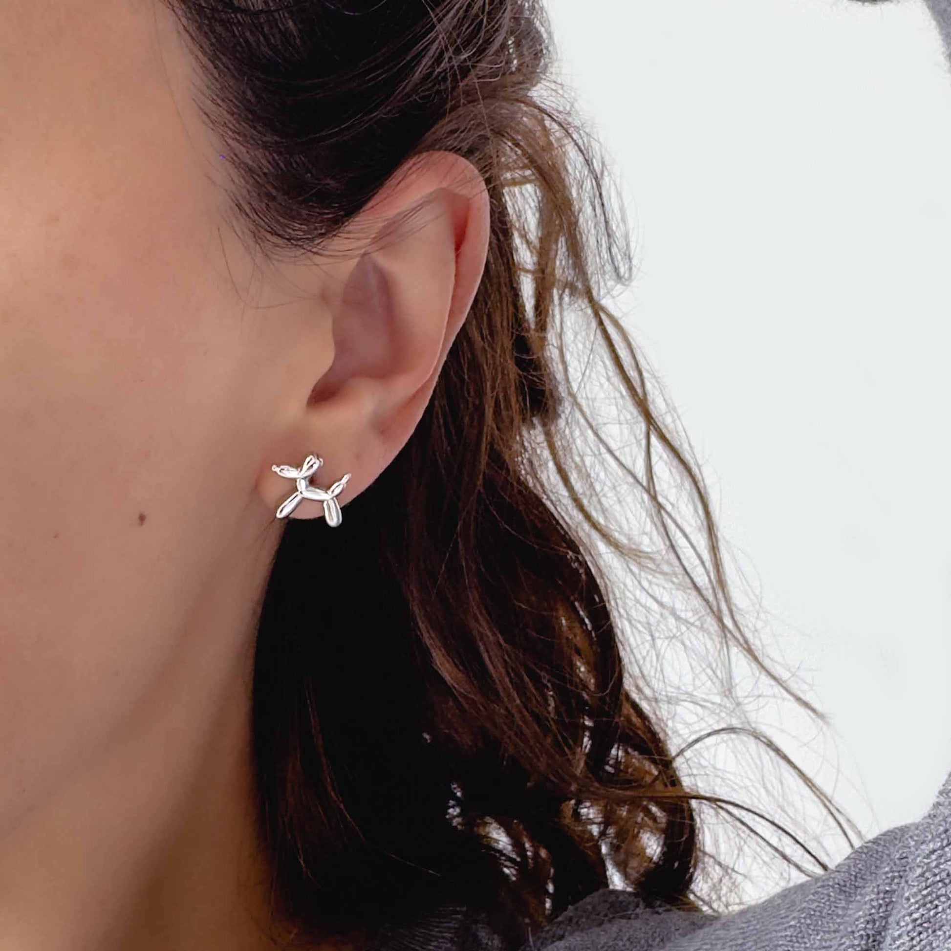 Aretes pequeños de perrito con baño de rodio